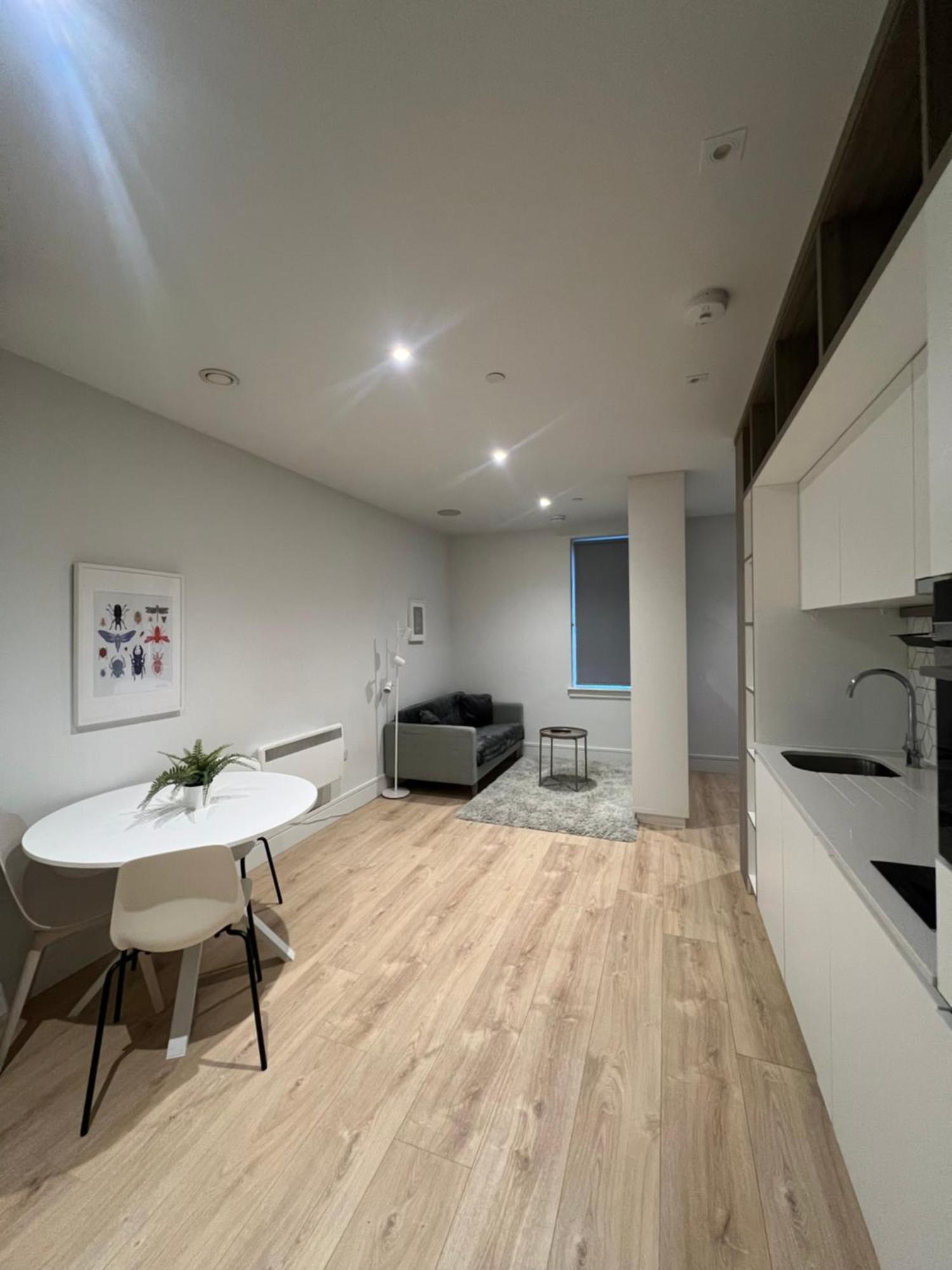 London Heathrow Airport Voyager House Terminal 12345 - Ev Electric And Parking Available! Hillingdon