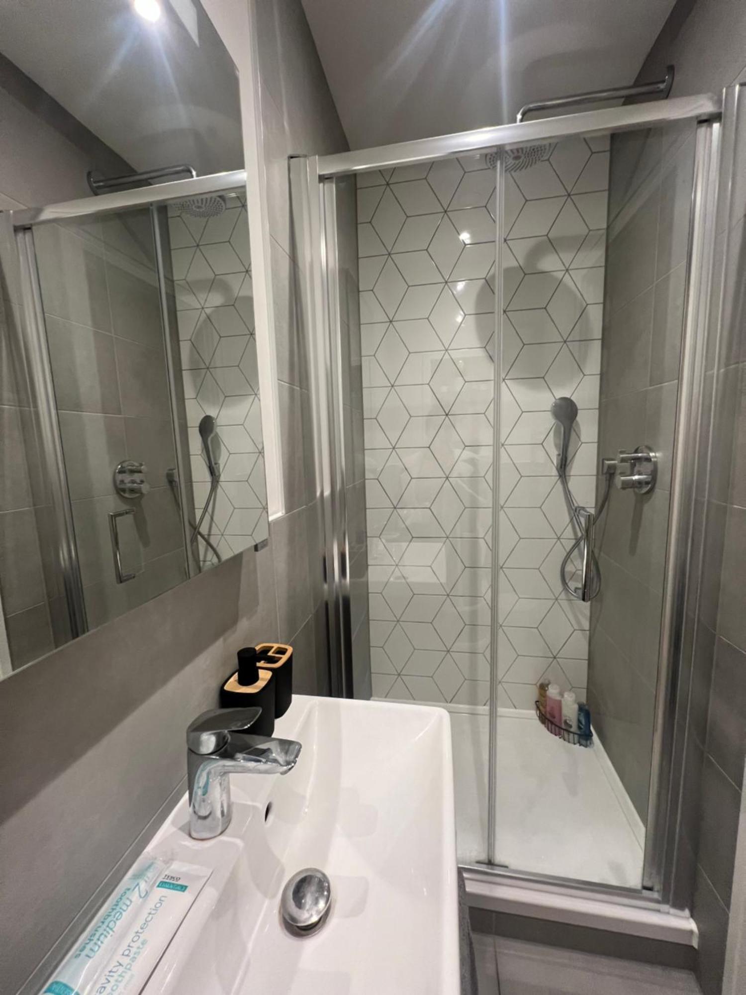 London Heathrow Airport Voyager House Terminal 12345 - Ev Electric And Parking Available! * Hillingdon