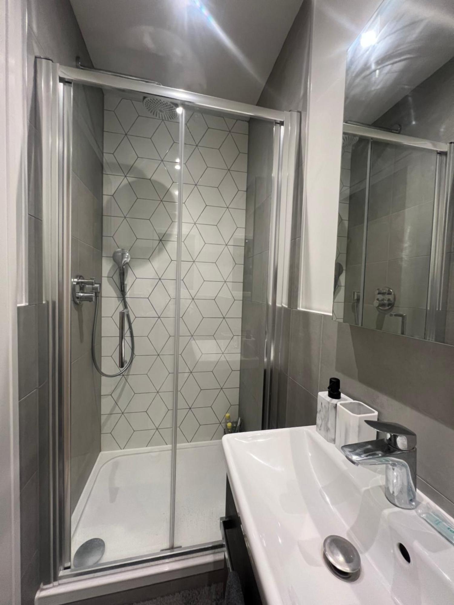 London Heathrow Airport Voyager House Terminal 12345 - Ev Electric And Parking Available!