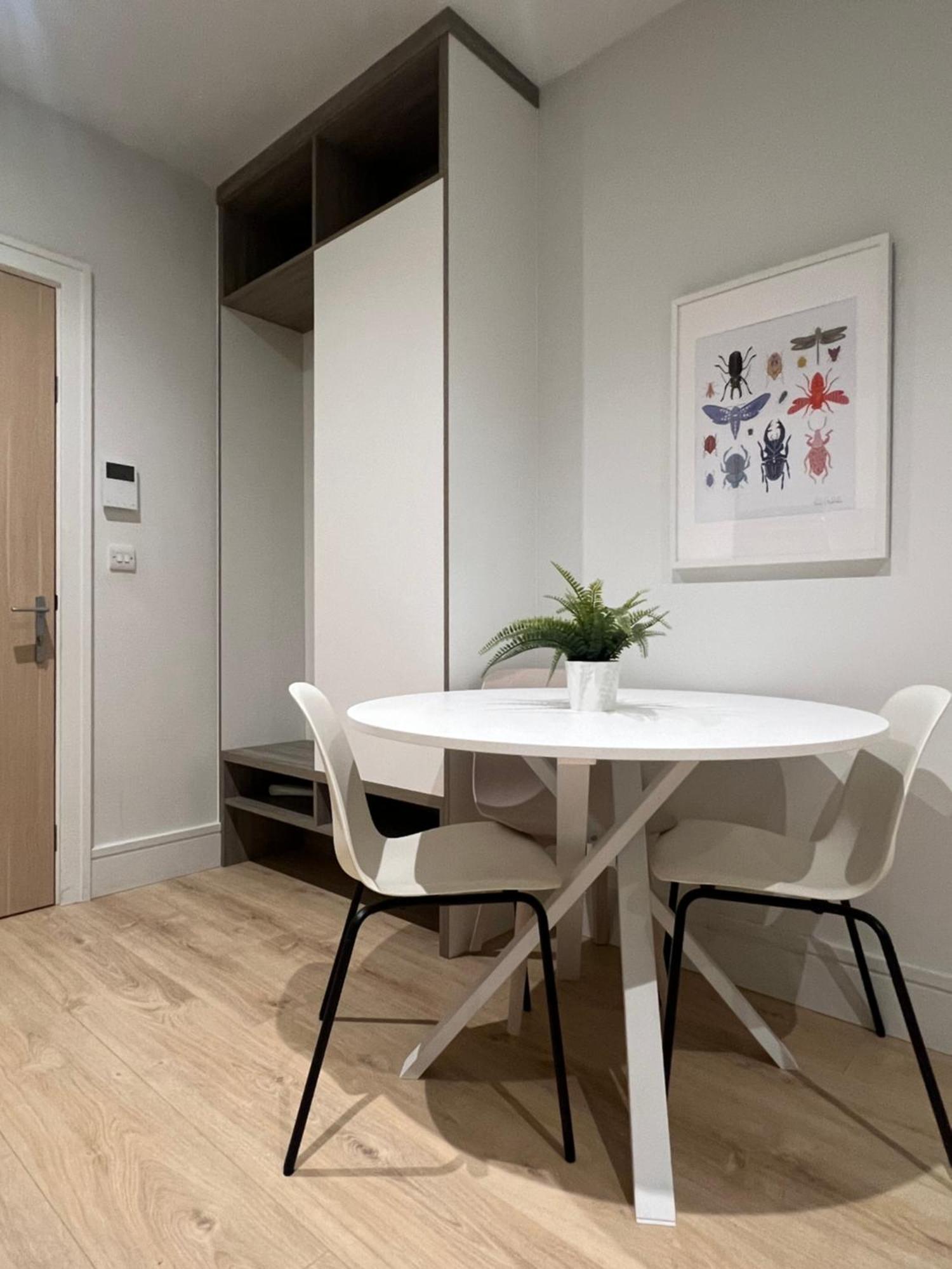 London Heathrow Airport Voyager House Terminal 12345 - Ev Electric And Parking Available! Hillingdon