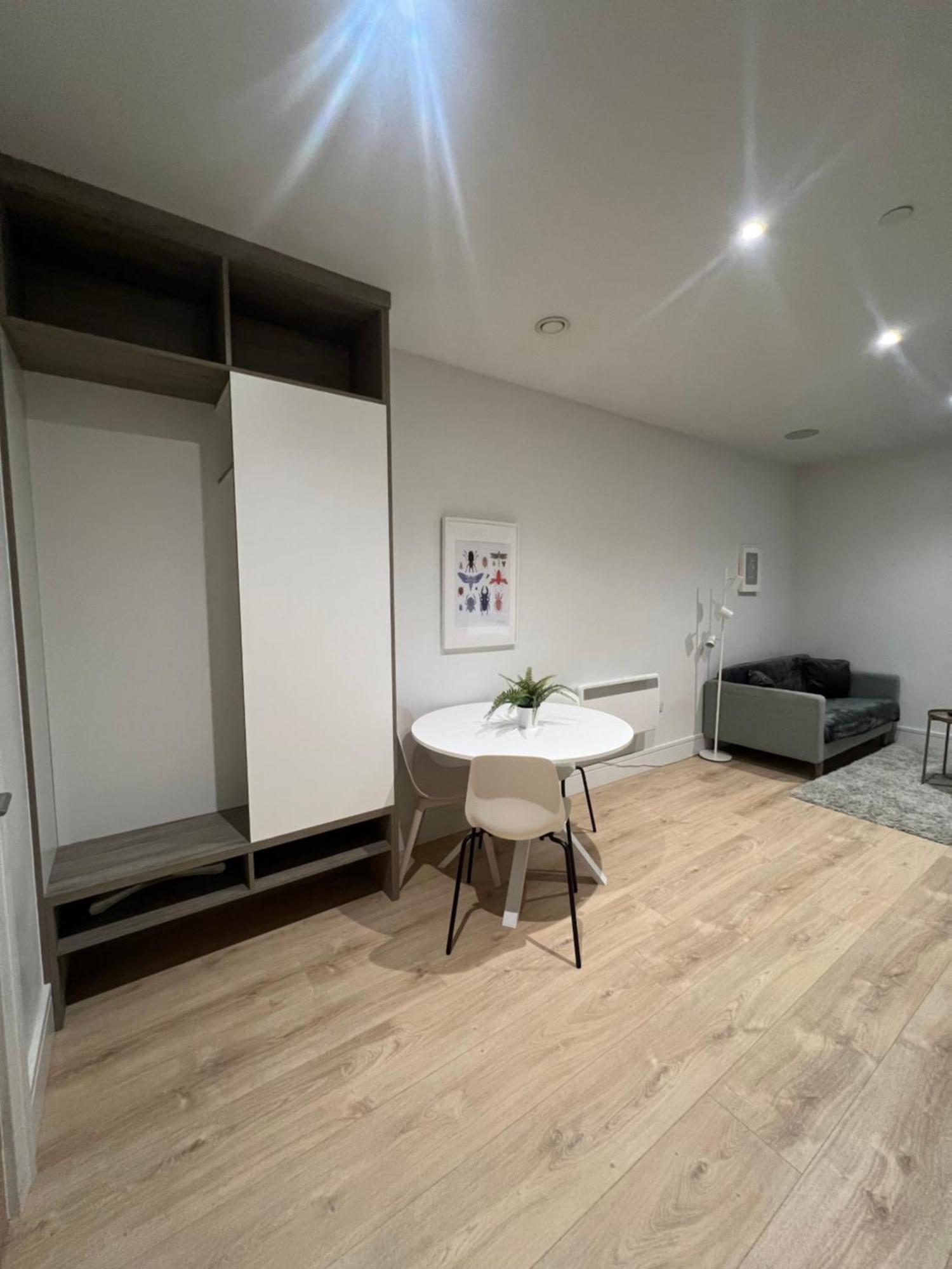 London Heathrow Airport Voyager House Terminal 12345 - Ev Electric And Parking Available! *